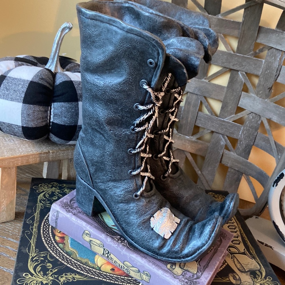 NEW! LIGHTED Halloween Vintage Inspired Ceramic Gothic Salem Witch Boots - Picture 14 of 15